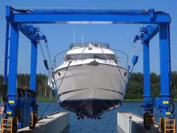 游艇吊的穩(wěn)定性和**性：如何確保游艇在吊裝過程中的穩(wěn)定和**？